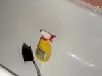 Handfeger zum Reinigen der Badewanne benutzen