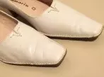 Dunkle Streifen auf hellen Schuhen entfernen