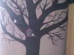 Wandgestaltung: gemalter Baum mit Vogelhäuschen