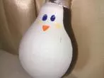 Winterdeko: Glühbirnen Pinguin