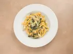 Schnelle Schupfnudeln mit Mangold & Schafkäse