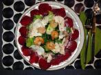 Salat mit roter Beete, grünem Salat, Shrimps und Pilzen