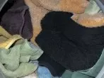 Nasse und trockene Handtücher im Trockner