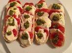 &Uuml;berbackenes <strong>Tomaten-Mozzarella</strong>-Pesto Br&ouml;tchen