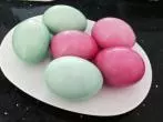 Ostereier mit Lebensmittelfarben färben