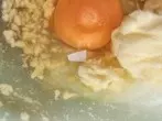 Eierschalen im aufgeschlagenem Ei