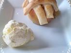 Bratapfel mit Blätterteiggitter und Vanilleeis