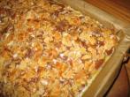 Buttermilch-<strong>Blechkuchen</strong> mit Kirschen und Mandelkruste