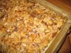 Buttermilch-Blechkuchen mit Kirschen und Mandelkruste