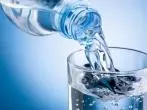 Ist zu viel Wasser trinken schädlich?