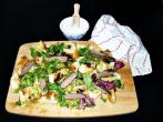 Steakstreifen auf Wildgemüsesalat mit krossem Fladenbrot