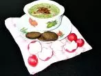 Cremige Suppe aus Radieschenblättern mit Knusperschinken