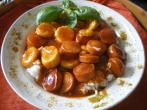 Currywurst mit viel Soße und Banane