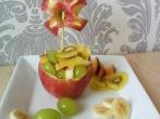 Obst im Apfel anrichten