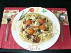 Cremiger Spaghetti-Topf mit Gemüse und Hühnerfleisch