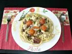 Cremiger Spaghetti-Topf mit Gemüse und Hühnerfleisch