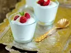 Frisches Joghurt-Dessert mit Himbeeren