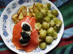 Potato Wedges mit Rosenkohl, Lachsforelle, Kaviar & Meerrettich