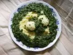 Eier mit Spinat auf Kartoffelpüree