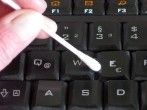 <strong>Tastatur</strong> reinigen mit Ohrenstäbchen