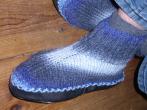 Socken oder <strong>Hüttenschuhe</strong> ohne komplizierte Ferse stricken