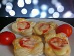 Bl&auml;tterteig Snacks mit <strong>Tomaten</strong>, Kr&auml;uterfrischk&auml;se & <strong>Mozzarella</strong>