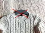 Pullover und Sweatshirt auf den Kleiderbügel hängen