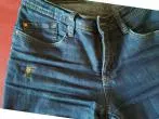 Loch in Jeans mit Stickerei verdecken