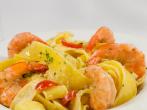 Safran-Bandnudel mit Garnelen und Dill-Sahne-Curry-Soße