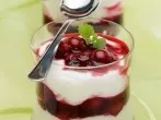Creme mit weißer Schokolade und Kirschen