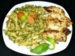 Krosse Hähnchenschnitzel an Knoblauchnudeln mit Spinat