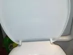 Schwer zugängliche Bereiche am WC