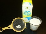 Laktosefreien Kefir herstellen: Mit <strong>Sojamilch</strong>