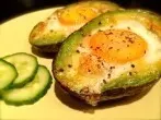 Vegetarischer Snack: Avocado mit Ei im Ofen gebacken