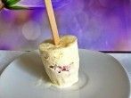 Vanilleeis mit Erdbeerkern und Müsli