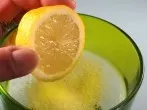 Zitrone und Salz gegen Akne und Pickel