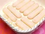 Dessert mit Pfirsichen, Löffelbiskuit und Quark-Joghurtcreme