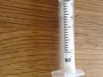Zecken entfernen mit einer Spritze