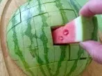 Wassermelone in Stiftform schneiden