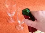 Sektflasche öffnen ohne Schaum