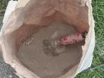 Motorölflecken von grauen Pflastersteinen mit Zement entfernen