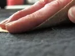 Tierhaare aus Teppich entfernen mit Sandpapier