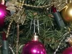 Weihnachtskugeln mit Büroklammern aufhängen