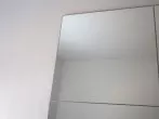 Aufgeklebte Spiegelfliesen sauber entfernen