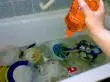 Eingetrocknetes Geschirr in der Badewanne spülen!