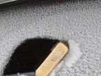 Auto schnell vom Schnee befreien mit einem großen Besen