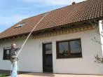 Moos, Flechten und Algen von Dach und Fassade entfernen