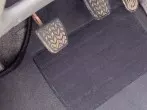 Rutschende Fußmatten im Auto sichern