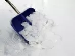 Schneeschaufel mit Wachs präparieren