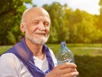 Ältere Menschen bei Sommerhitze mit Flüssigkeit unterstützen